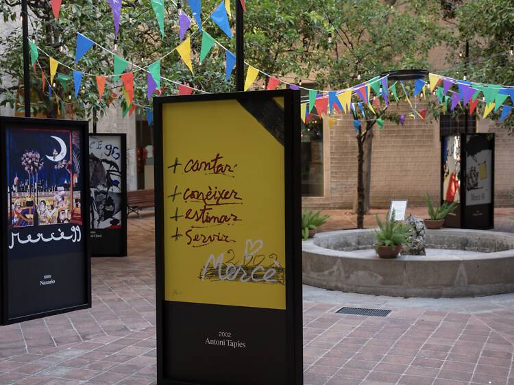 Aquest bonic pati del Barri Gòtic exposa tots els cartells de la Mercè des de 1979 en una mostra gratuïta