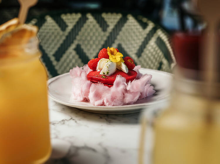 Há um novo brunch de domingo com panquecas de framboesa, waffles com pêssego e vista para o Parque Eduardo VII