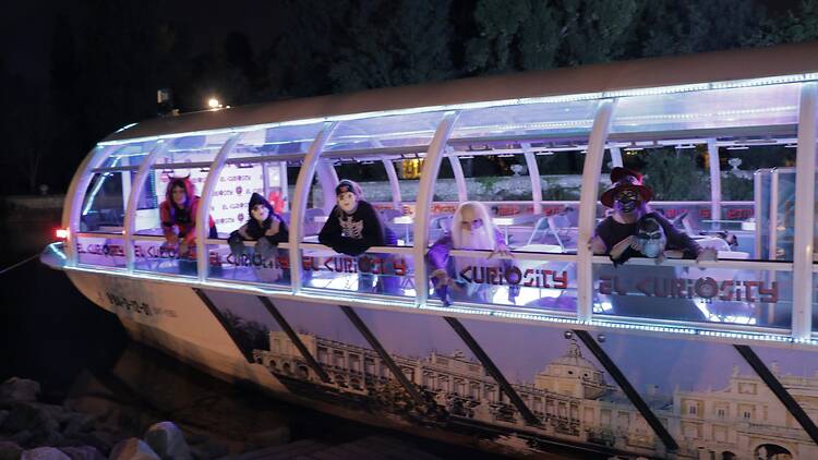 Dar un terrorífico paseo en barco Dar un terrorífico paseo en barco
