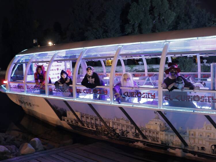 Dar un terrorífico paseo en barco Dar un terrorífico paseo en barco