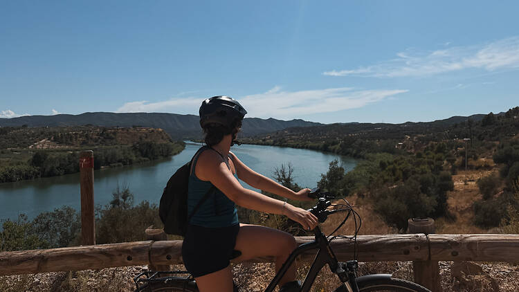 Pedalar entre l’Ebre i els aiguamolls de l’Espai d’Interès Natural de Sebes i Meandre de Flix Pedalar entre l’Ebre i els aiguamolls de l’Espai d’Interès Natural de Sebes i Meandre de Flix