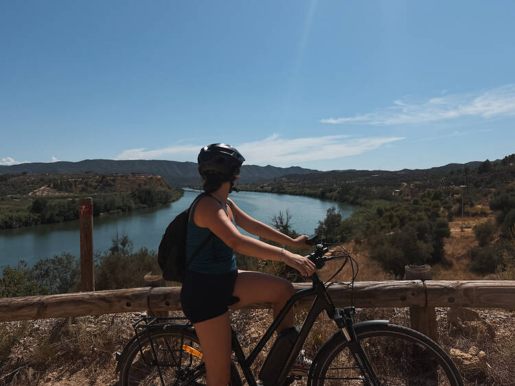 Pedalar entre l’Ebre i els aiguamolls de l’Espai d’Interès Natural de Sebes i Meandre de Flix Pedalar entre l’Ebre i els aiguamolls de l’Espai d’Interès Natural de Sebes i Meandre de Flix