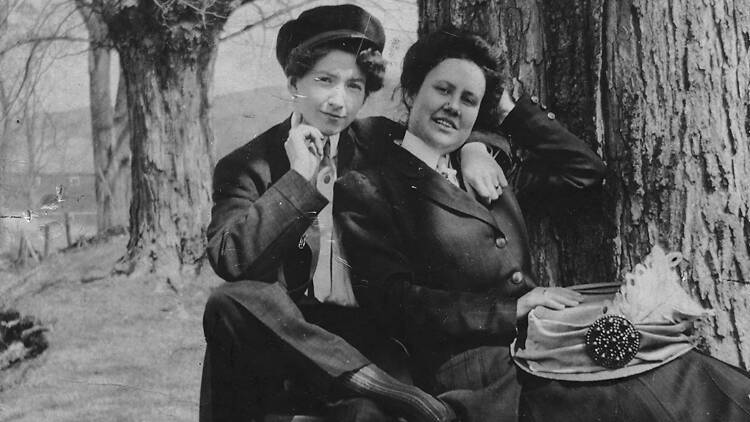 Couple de femmes près d'un arbre, vers 1910
