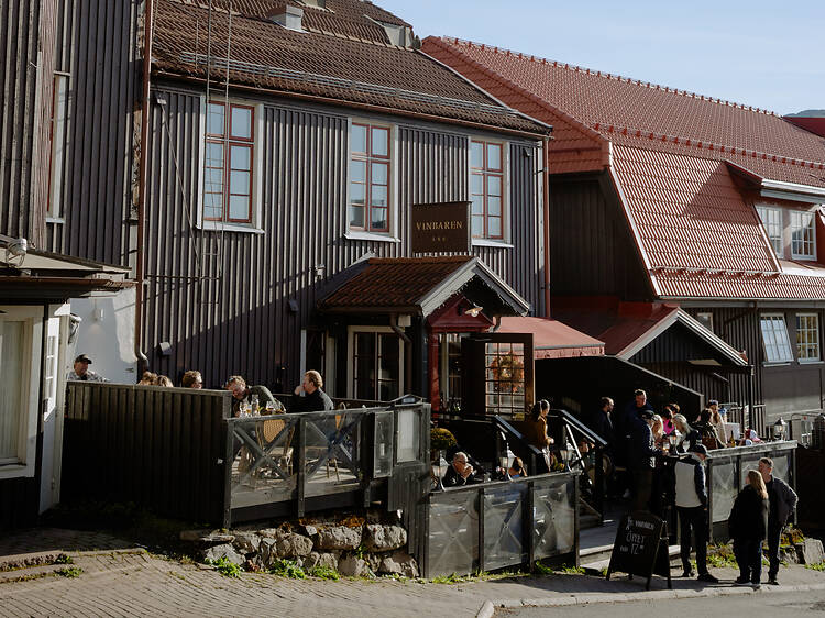 Låt ett glas bli en hel kväll på Vinbaren Låt ett glas bli en hel kväll på Vinbaren