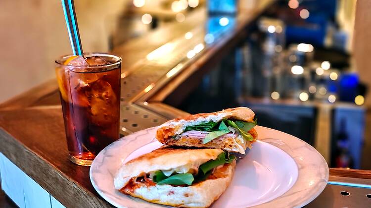 Galaxy Bar Vermouth et panini au Galaxy Bar