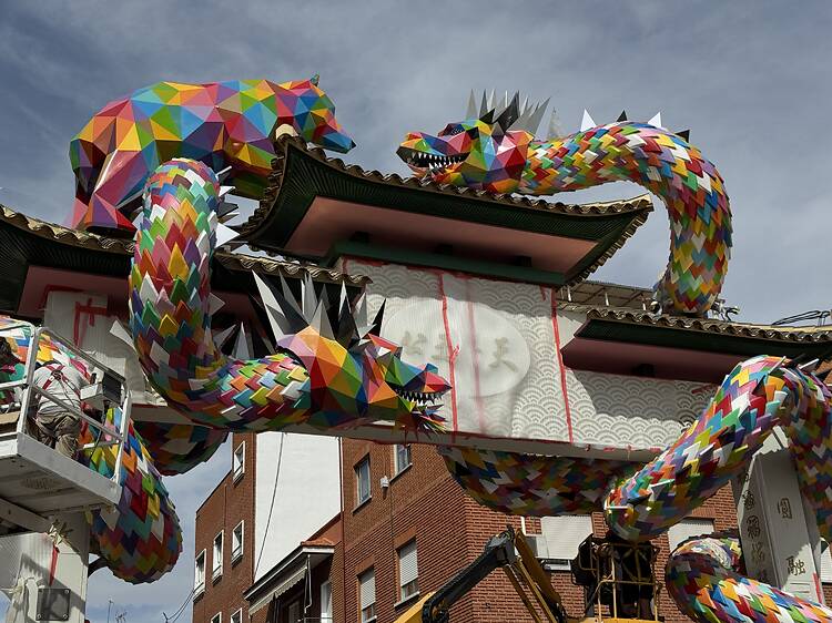Se estrena el colorista paifang de Usera: dónde ver la última obra de Okuda San Miguel y la comunidad china