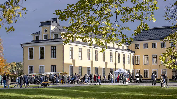 25.10. Höstmarknadssöndag med frivillig operapaus i Ulriksdal