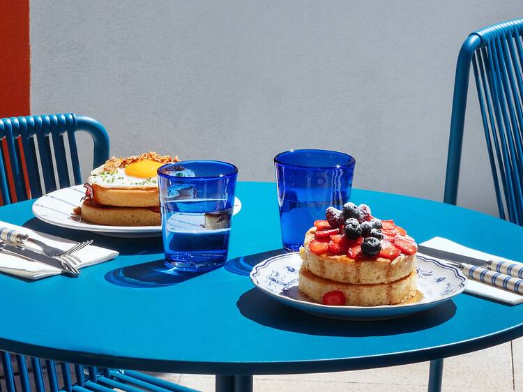 Com brunch e uma pequena mercearia, o Aurora é o novo refúgio da rua de Santa Catarina Com brunch e uma pequena mercearia, o Aurora é o novo refúgio da rua de Santa Catarina