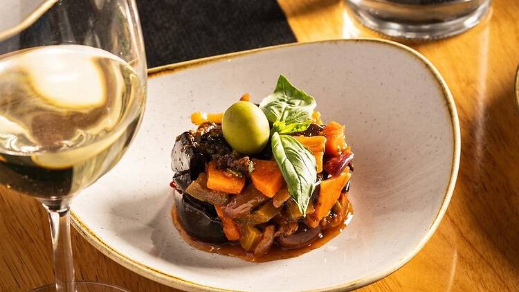 Galú: Sicília es menja a cullerades de caponata Galú: Sicília es menja a cullerades de caponata