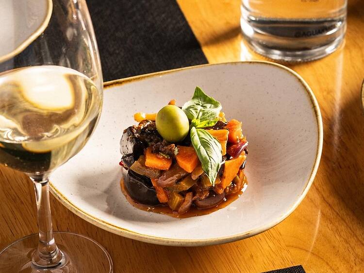 Galú: Sicília es menja a cullerades de caponata Galú: Sicília es menja a cullerades de caponata
