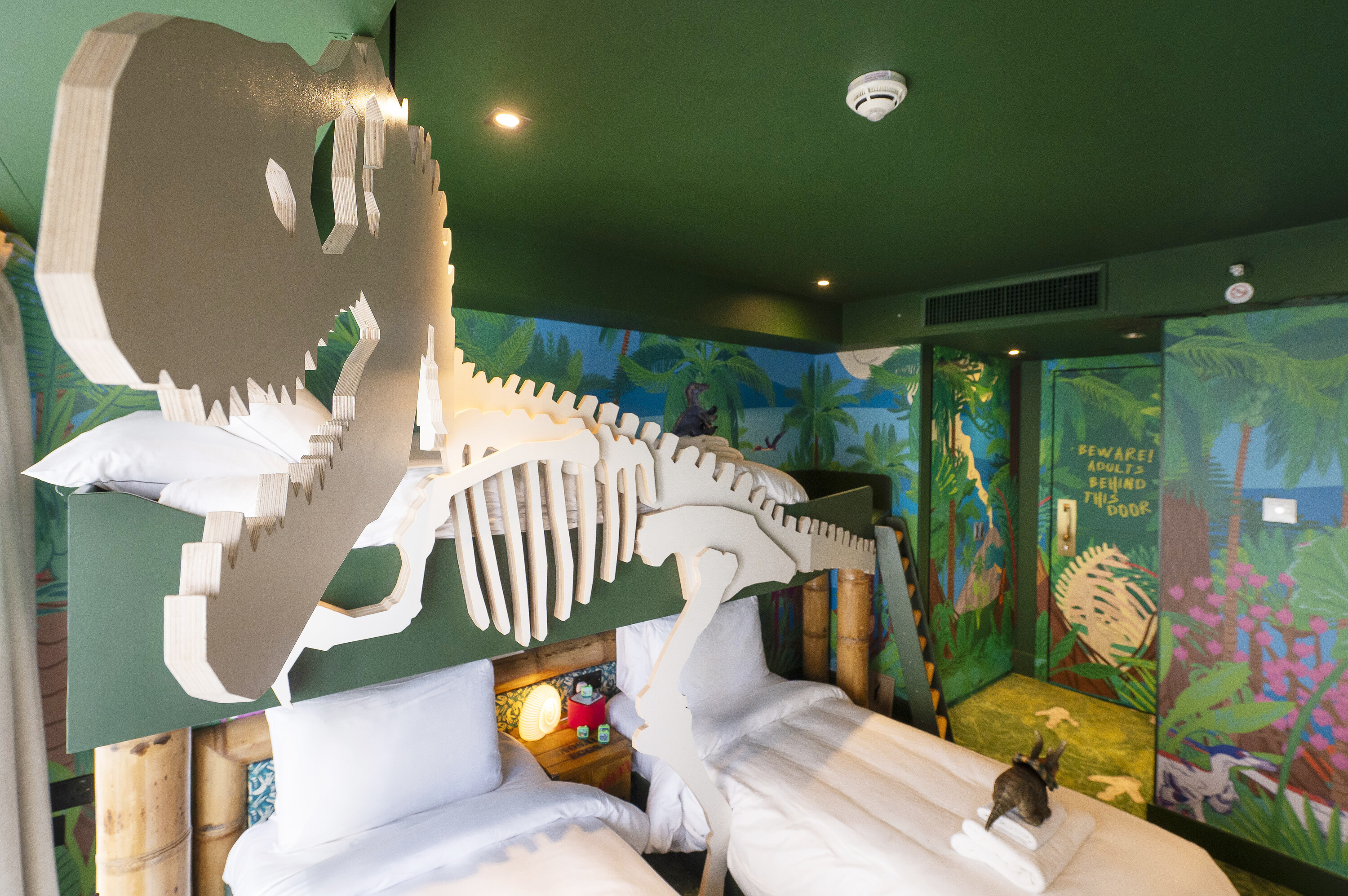 timeout.com - Andrzej Lukowski - I stayed at the Natural History Museum's new dinosaur-themed family hotel suite: this is what it's like