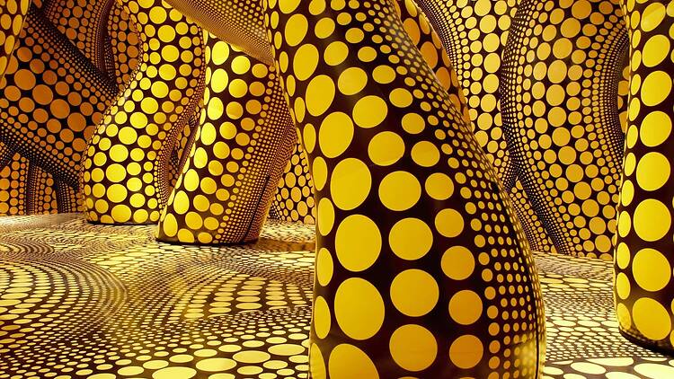 10 สถานที่จัดแสดงผลงานชิ้นเอกของ Yayoi Kusama ศิลปินผู้ล่วงลับ 10 สถานที่จัดแสดงผลงานชิ้นเอกของ Yayoi Kusama ศิลปินผู้ล่วงลับ