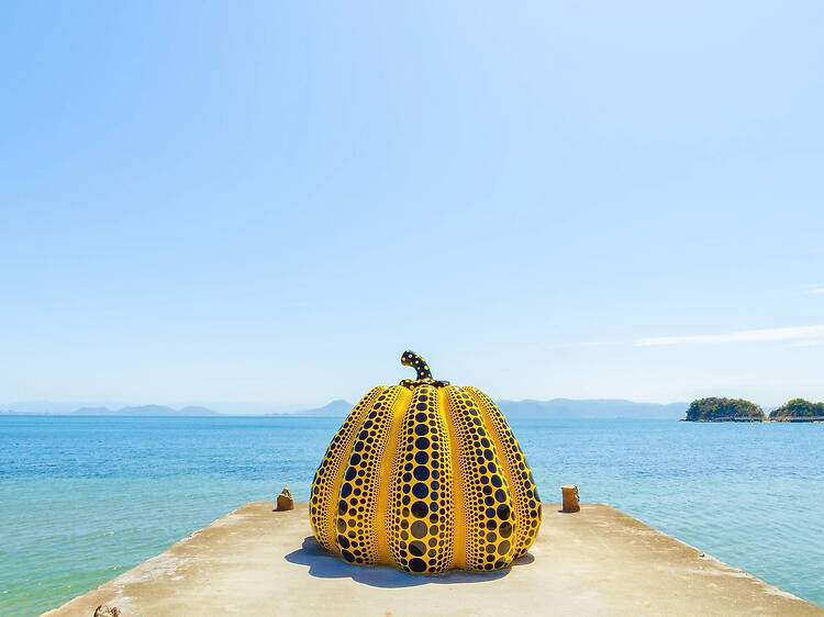 2. Pumpkin, เกาะนาโอชิมะ (Naoshima), ญี่ปุ่น 2. Pumpkin, เกาะนาโอชิมะ (Naoshima), ญี่ปุ่น