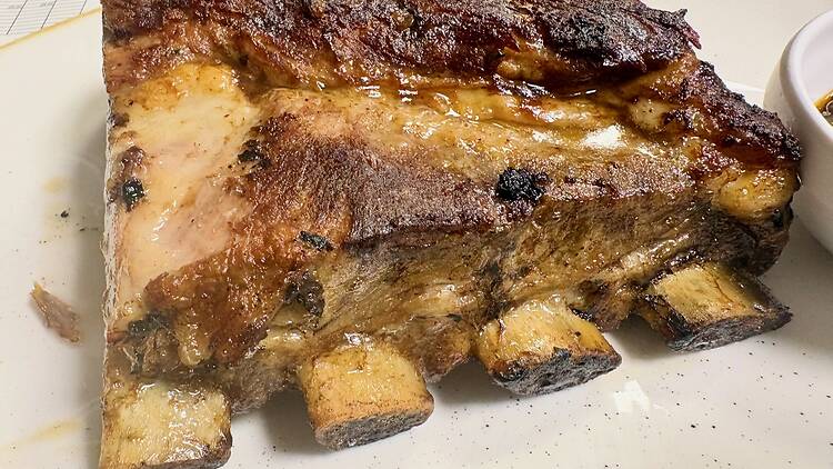 Maitea, costellam de porc a la brasa