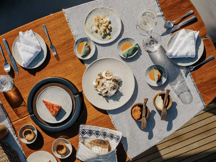 Douro acima. Cozinha das Flores e Nuno Mendes cozinham a bordo, no meio do rio Douro acima. Cozinha das Flores e Nuno Mendes cozinham a bordo, no meio do rio