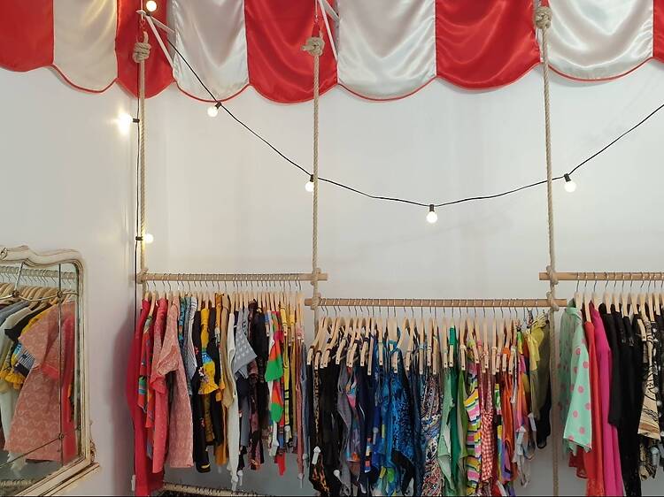 Velarde, la calle con las mejores tiendas de ropa vintage y de segunda mano Velarde, la calle con las mejores tiendas de ropa vintage y de segunda mano