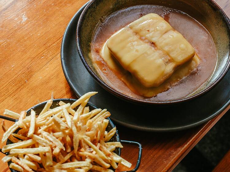 Olá, francesinha. Além dos cachorrinhos, The Dog serve mais um clássico portuense Olá, francesinha. Além dos cachorrinhos, The Dog serve mais um clássico portuense