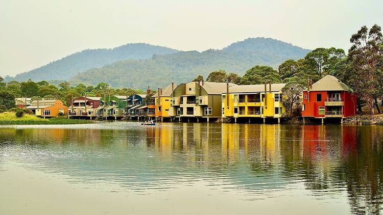 Lake Crackenback Colourful houses on lake