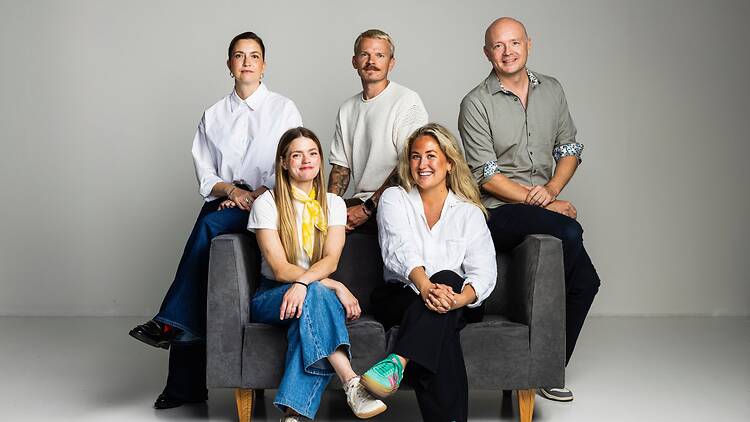 Time Out Nordics -tiimi Suomessa. Takarivi vasemmalta: Heli Kovanen, Jussi Syväniemi ja Antti Helin. Eturivi vasemmalta: Inka Khanji ja Charlotta Keränen. Time Out Nordics -tiimi Suomessa. Takarivi vasemmalta: Heli Kovanen, Jussi Syväniemi ja Antti Helin. Eturivi vasemmalta: Inka Khanji ja Charlotta Keränen.