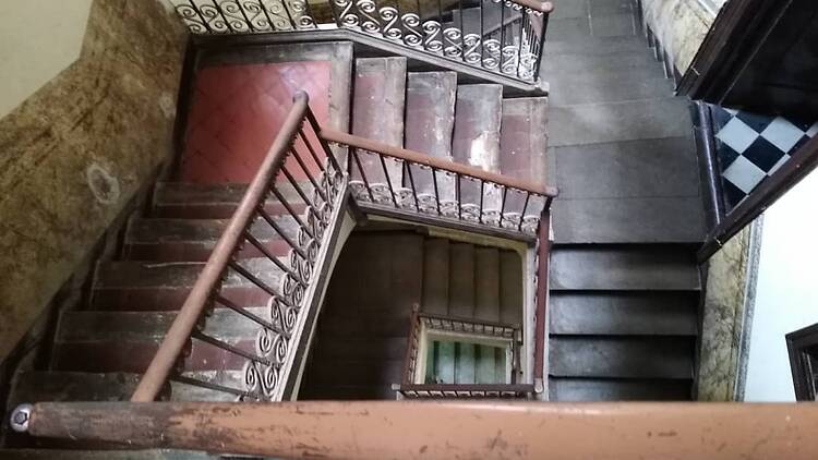 Escalera de la Plaça Reial de Barcelona, número 12, que esconde un restaurante vegetariano Escalera de la Plaça Reial de Barcelona, número 12, que esconde un restaurante vegetariano
