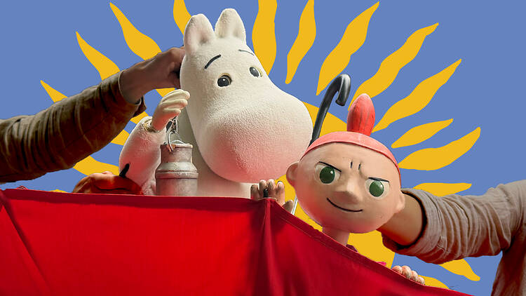 Moomintroll and Little My puppets peek over a red umbrella in Junibacken’s puppet show Hur gick det sen?