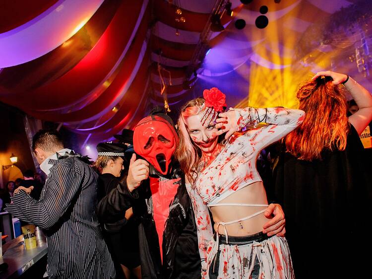 Las mejores fiestas para vivir la noche de Halloween en Madrid: de teatro Kapital con el 'Thriller' de Michael Jackson a ponerte tu mejor disfraz en Fitz Club Las mejores fiestas para vivir la noche de Halloween en Madrid: de teatro Kapital con el 'Thriller' de Michael Jackson a ponerte tu mejor disfraz en Fitz Club