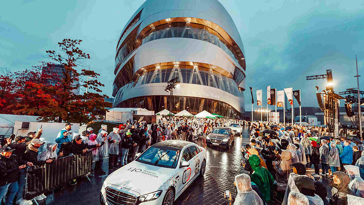 „Mercedes-Benz Museum die Heimkehr der S-Klassen Bertha, Carl und Gottlieb und die Weltpremiere des Mercedes-AMG GT SUV‘The 140 Festival’: Around 15,000 guests celebrated the return of the S-Class 26C0333_002