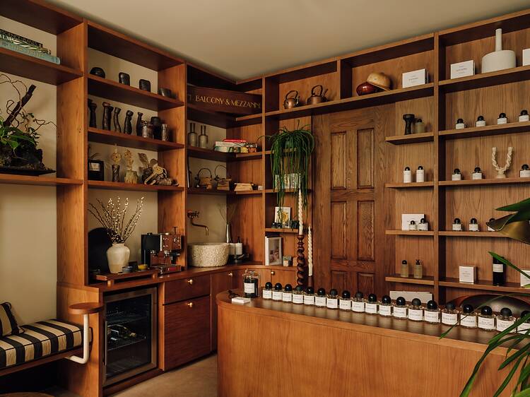 Uma recepção de hotel...e uma boutique floral. Na Casa Cedo há flores, perfumes e cerâmica de autor Uma recepção de hotel...e uma boutique floral. Na Casa Cedo há flores, perfumes e cerâmica de autor