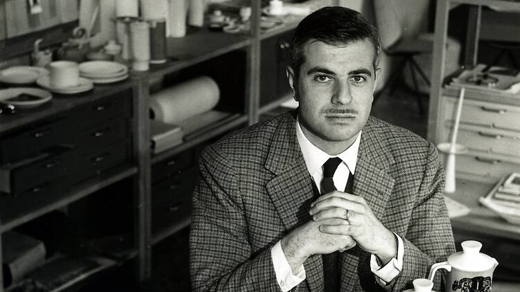 André Ricard amb alguns productes de l'empresa Porcelanas Bidasoa, 1960