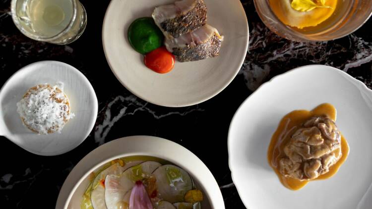 Assiettes au restaurant BA/C
