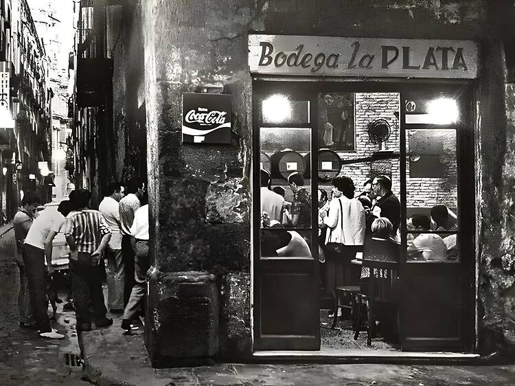 Anna Marjanet, del Bar La Plata de Barcelona:"Era secretaria de direcció, i em van fer fora quan estava embarassada de sis mesos. Havia d'anar al Bar La Plata a ajudar tres mesos, i m'hi vaig quedar 35 anys!" Anna Marjanet, del Bar La Plata de Barcelona:"Era secretaria de direcció, i em van fer fora quan estava embarassada de sis mesos. Havia d'anar al Bar La Plata a ajudar tres mesos, i m'hi vaig quedar 35 anys!"