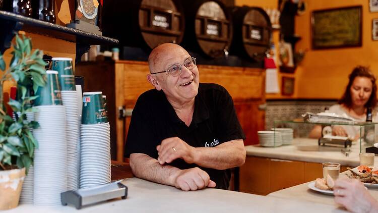 Pepe Gómez, felicitat dins i darrere la barra del Bar La Plata Pepe Gómez, felicidad dentro y detrás de la barra del Bar La Plata