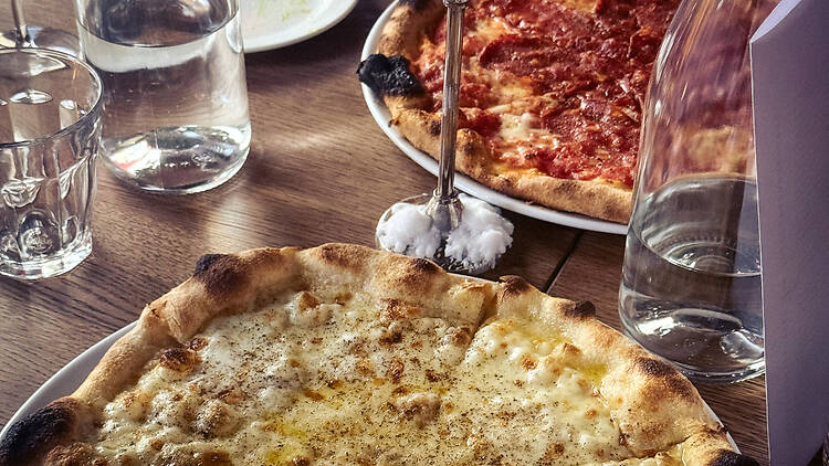 Valkoinen ja punainen pizza pöydällä