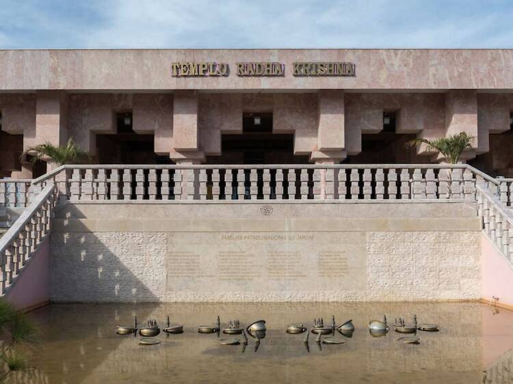 Visitar o Templo Radha Krishna, em Telheiras