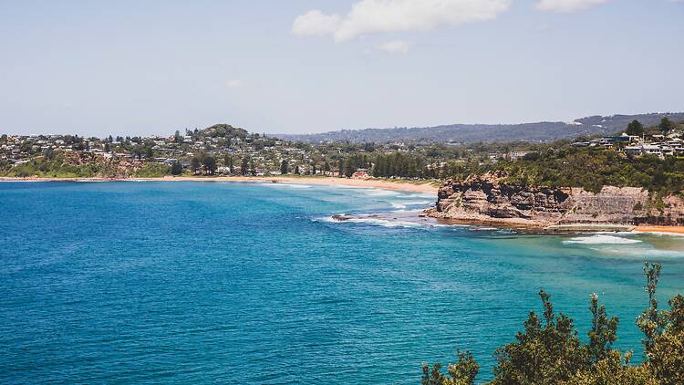 Views looking south from North Bilgola Lookout towards Bilgola and Newport Beaches. Views looking south from North Bilgola Lookout towards Bilgola and Newport Beaches.