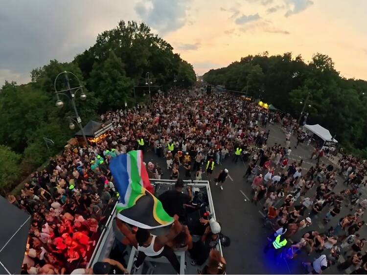 Watch as Zakes Bantwini takes fans behind the scenes of his European tour