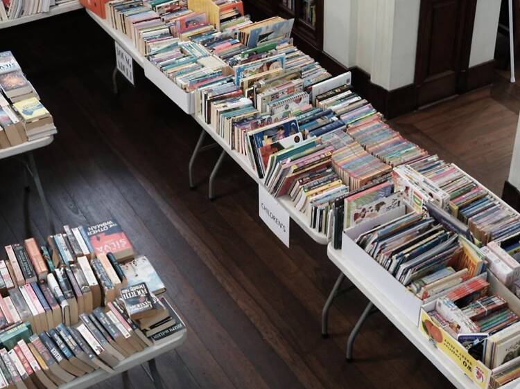 Dig through pre-loved English books from B20 at Neilson Hays Library Dig through pre-loved English books from B20 at Neilson Hays Library