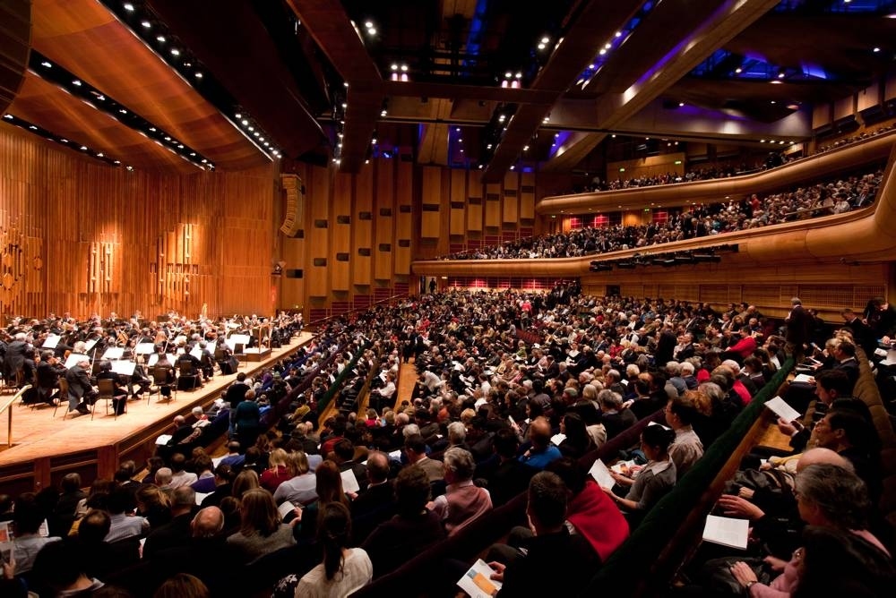 Музыкальный зритель. Barbican Hall. Barbican Hall London. Зал со зрителями. Слушатели в концертном зале.