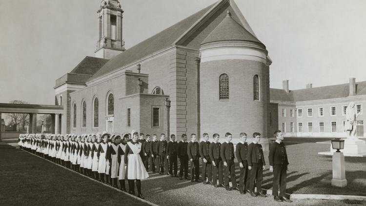 Foundling Children outside Berkhamsted Chapel.jpg