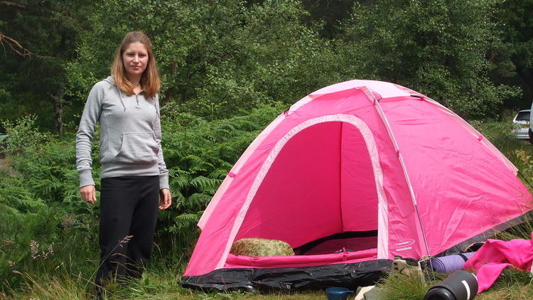 Suzanne Kendall with tent.JPG