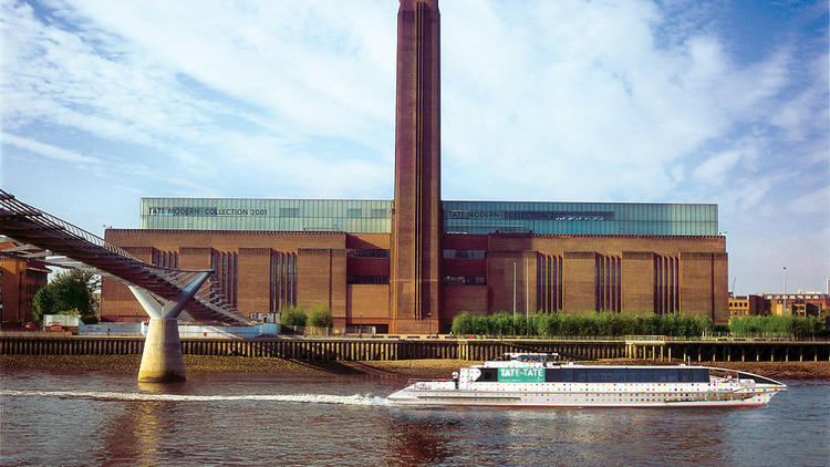 Thames Clipper taking passengers between the Tates